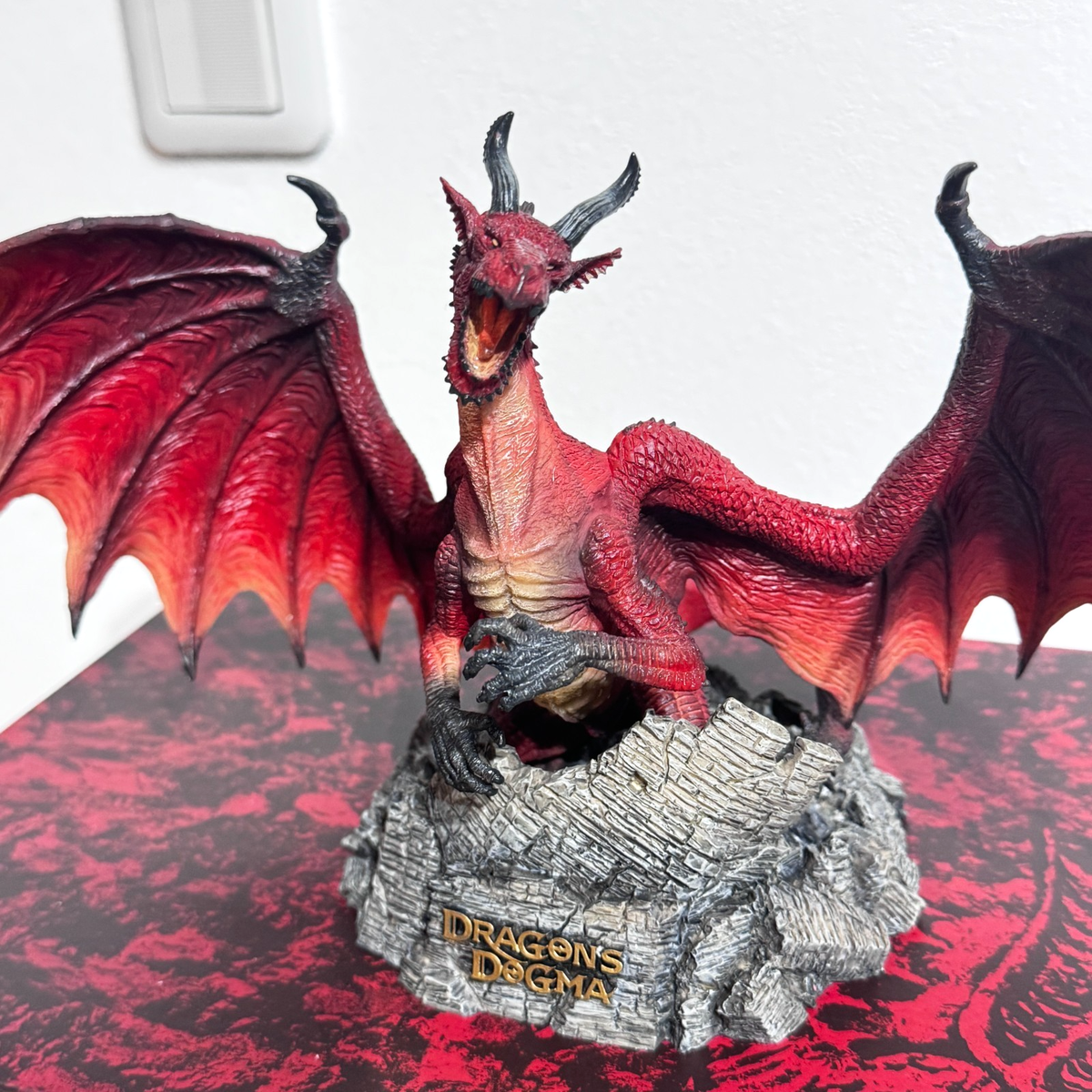 DRAGON'S DOGMA e-Capcom LIMITED EDITION Dragon Statue Figure Japan