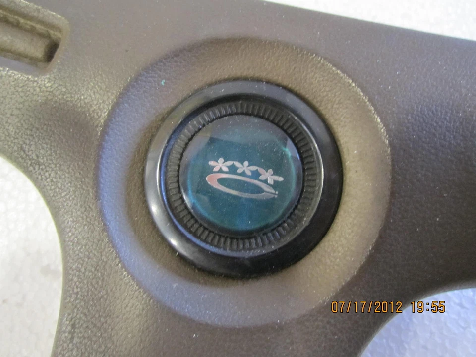 TOYOTA COROLLA 79 1979 VOLANTE BOCINA ALMOHADILLA CON EMBLEMA CENTRAL OEM Foto 2 de 3