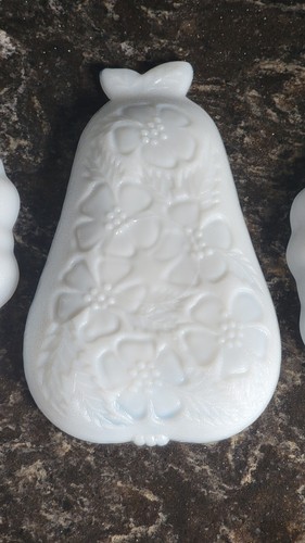 Vintage Hazel Atlas Milk Glass Pear & Strawberry Shaped Embossed Set Of 3 Plates - Picture 7 of 8