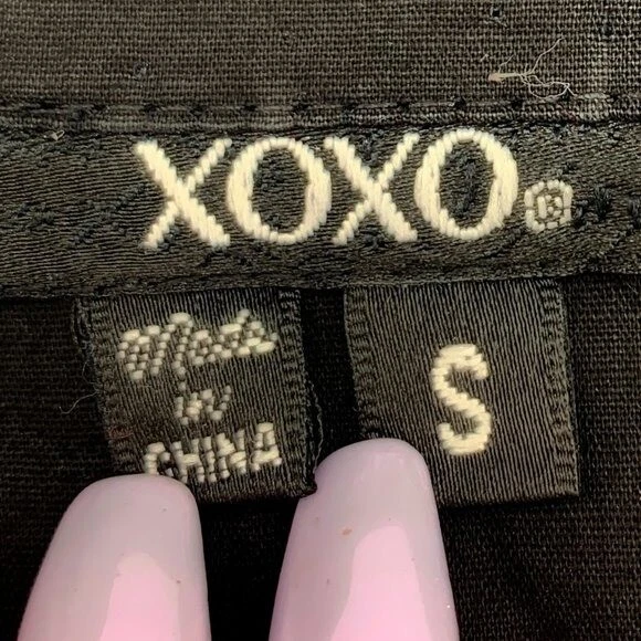 Camisa XOXO Larga con Botones Negra Cuello Pequeño Sin Mangas Cinturón Lazos Algodón. Foto 3 de 4