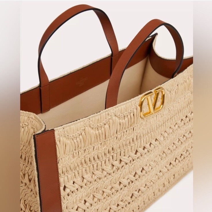 【送料込み】VALENTINO_Raffia V-logo Signature Handbag Valentino Garavani - Vlogo Signature Raffia Embroidery Handbag