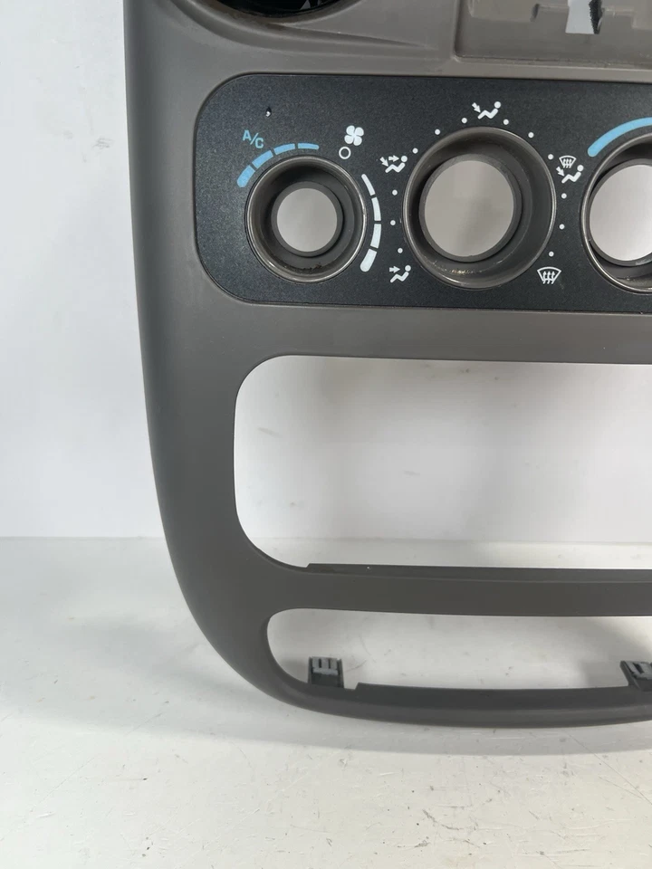 2001-2005 Chrysler PT Cruiser painel central rádio controle climático acabamento moldura cinza claro - Imagem 4 de 4