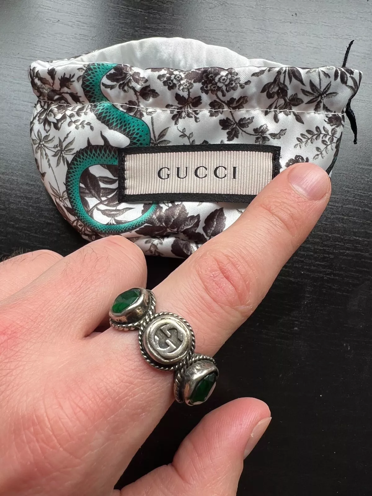 Gucci   Bague emblème cristal vert/GG logo avec une pierre manquante   10,25
