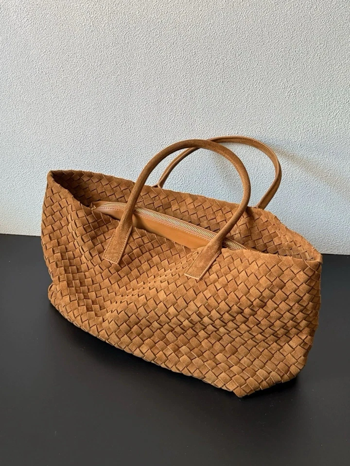 Bolso de hombro extra grande de cuero de gamuza tejida para mujer Foto 2 de 4