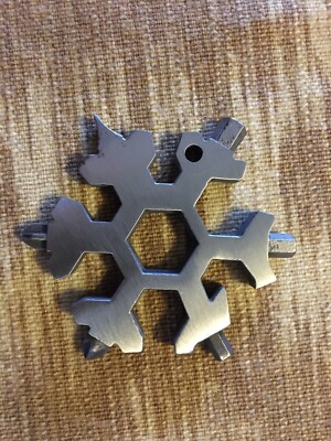 18 tool Pocket-size multifunction gadget - 11 Wrenches, 4 Screwdrivers, Cutter..