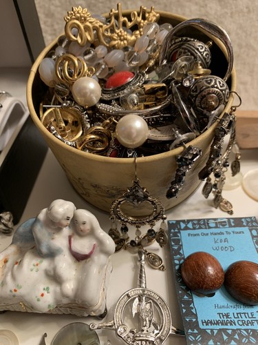 Junk Lot Jewelry Airline Utensils Watch Matchboxes Claw Keychain - Picture 6 of 11