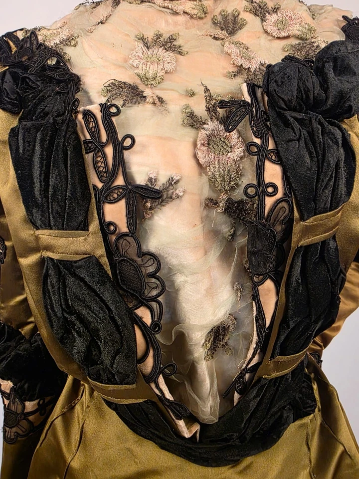 MOST OPULENT VICTORIAN 1890’S GREEN SILK DRESS W EMBR + BUBBLE APPLIQUES + TRAIN - Image 3 of 4