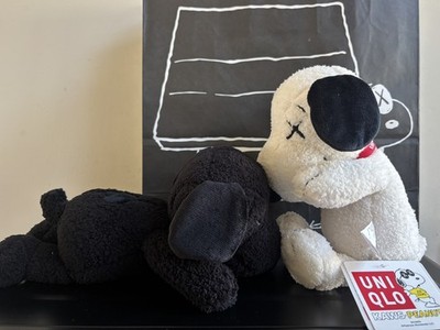 2 x UNIQLO KAWS x PEANUTS Snoopy Plüschtiere - weiß / schwarz 