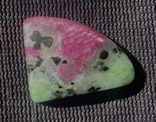 ruby-with-zoisite-chatoyant-gem-cabochon-191-cts-or-38-grams-tanzania
