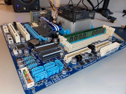 Gigabyte GA-880GM-UD2H inkl. AMD Phenom II x4 965 & Lüfter und 8GB DDR3 RAM