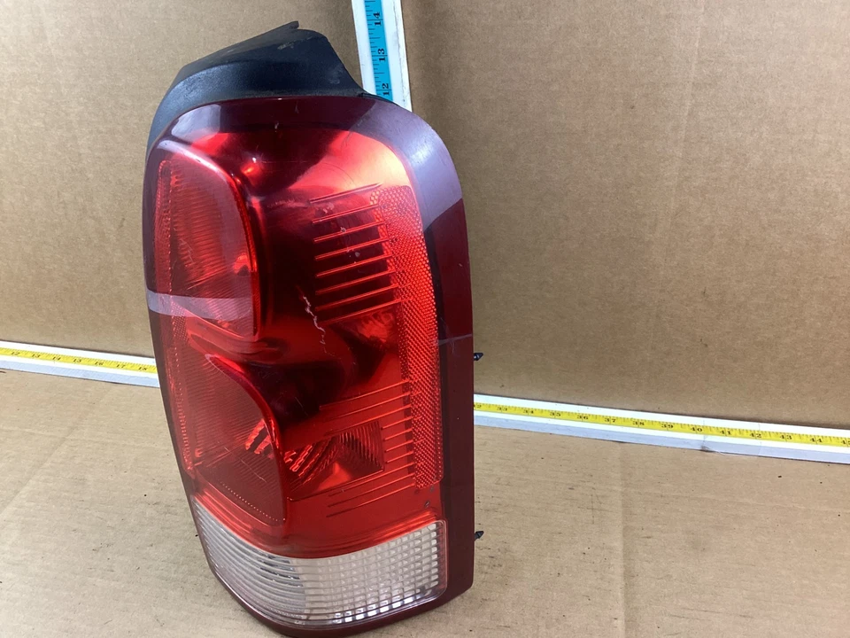 Conjunto de luz trasera lateral derecha del pasajero Saturn Relay 2005-2007 Foto 4 de 4