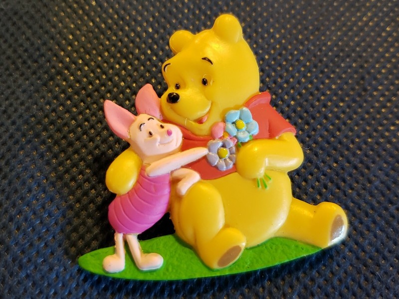 SWEET IOB AVON 1999 DISNEY POOH BEAR & PIGLET COLORFUL RESIN PIN BROOCH -1.75"