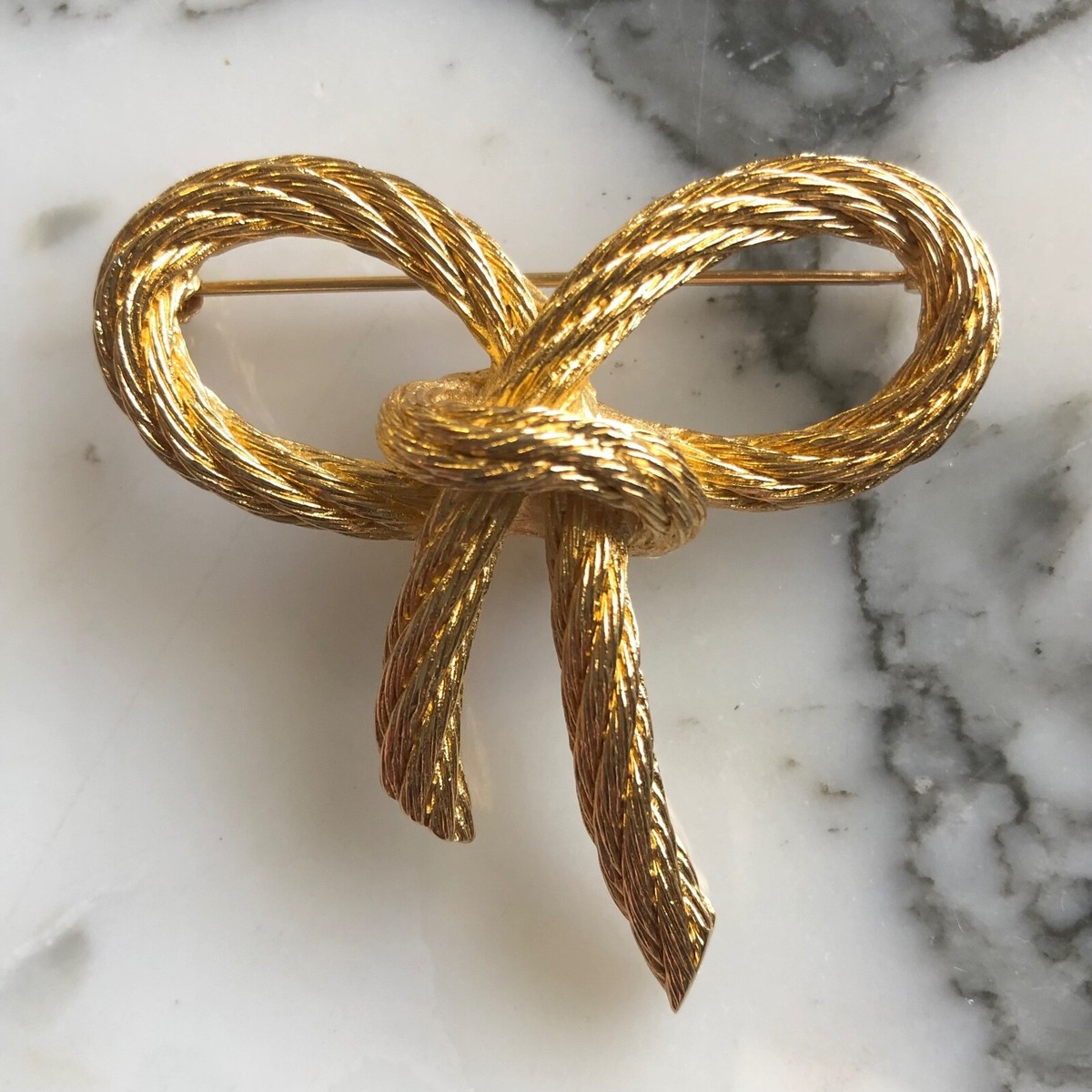 Christian Dior ブローチ ロープ ノット ゴールド SIGNED vintage CHRISTIAN DIOR gold-plated ROPE BOW BROOCH PIN xlnt