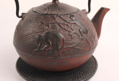 Teavana Year of the Monkey Gusseisen Emaille-gefütterte Teekanne mit Untersetzer - Bild 3 von 18