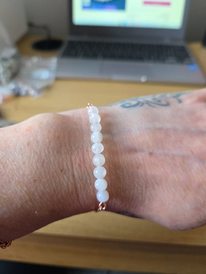 Brazalete deslizante de plata de ley enchapado en oro rosa 925 con ópalo de piedra lunar arco iris Foto 4 de 4