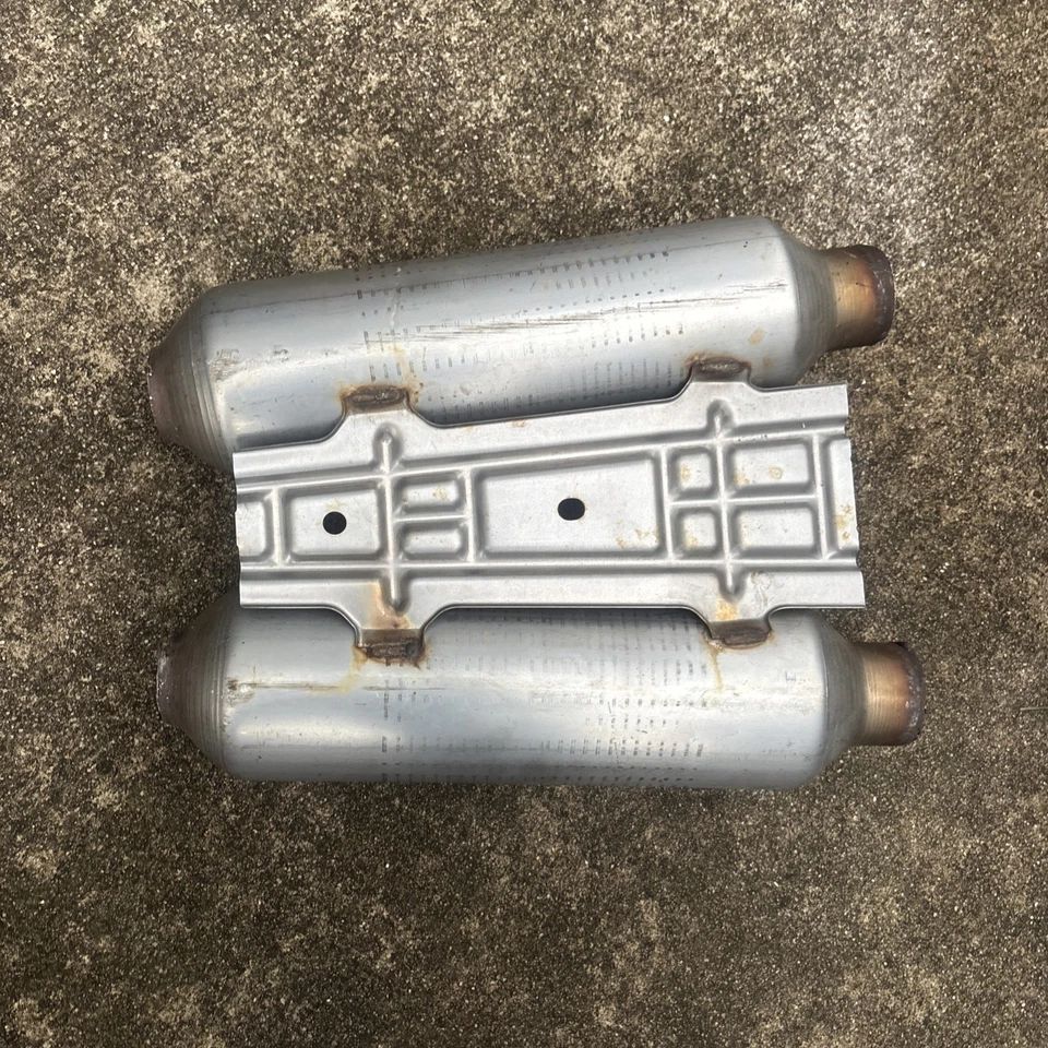 Оригинальные штатные выхлопные резонаторы 2019 Lexus IS 300 F Sport - Изображение 4 из 4