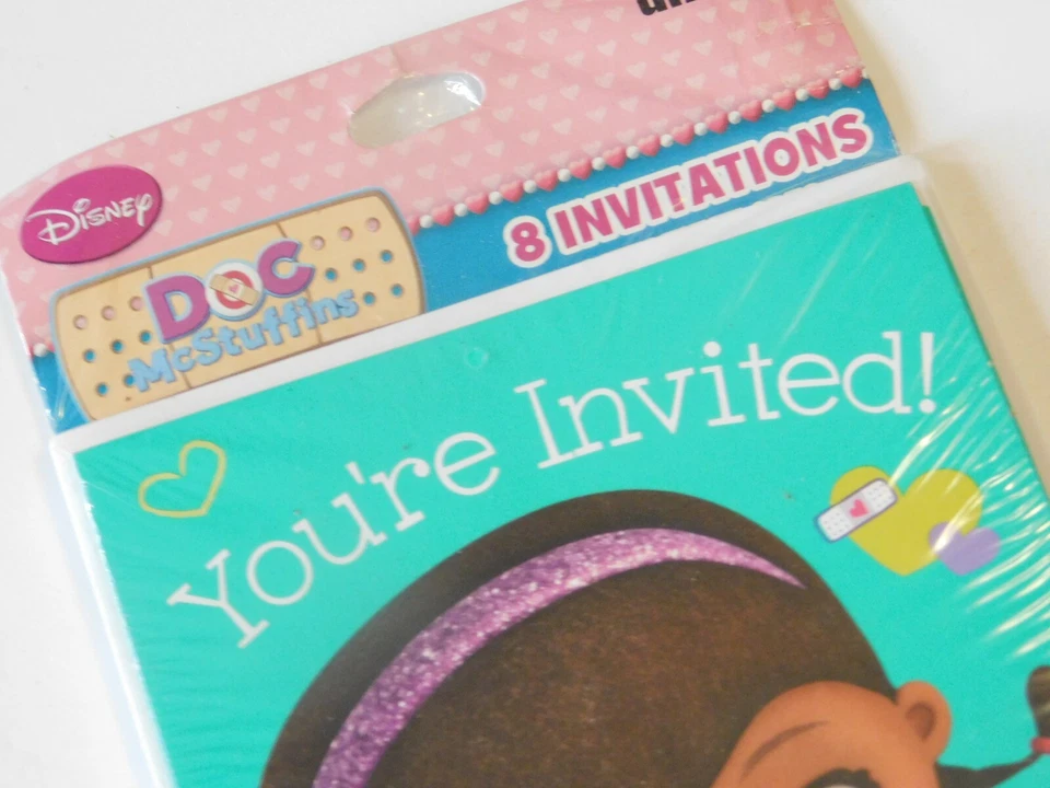 Paquete de 8 invitaciones de fiesta de cumpleaños Doc McStuffins Disney Foto 3 de 4