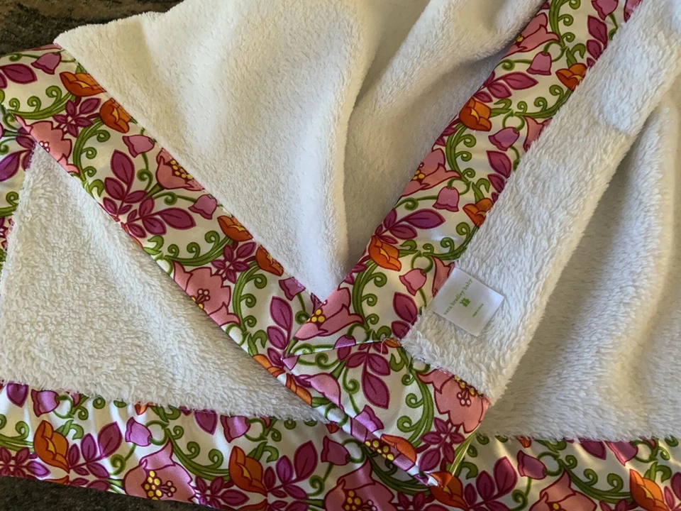 Детское одеяло Vera Bradley Lilli Bell белое розовое зеленое с цветочным рисунком шелковистый атласный край - Изображение 3 из 4