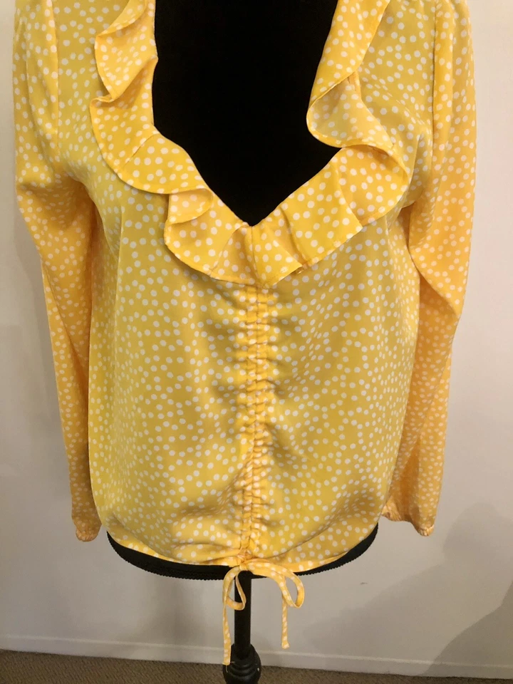 Blusa Express Amarilla Blanca Lunares Cuello en V Ceñida Talla Mediana NUEVA Foto 2 de 4