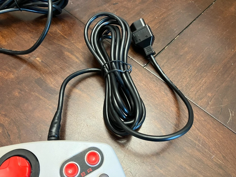 Dos controladores NES Max con almohadillas direccionales impresas en 3D incluidas, uno instalado Foto 4 de 4
