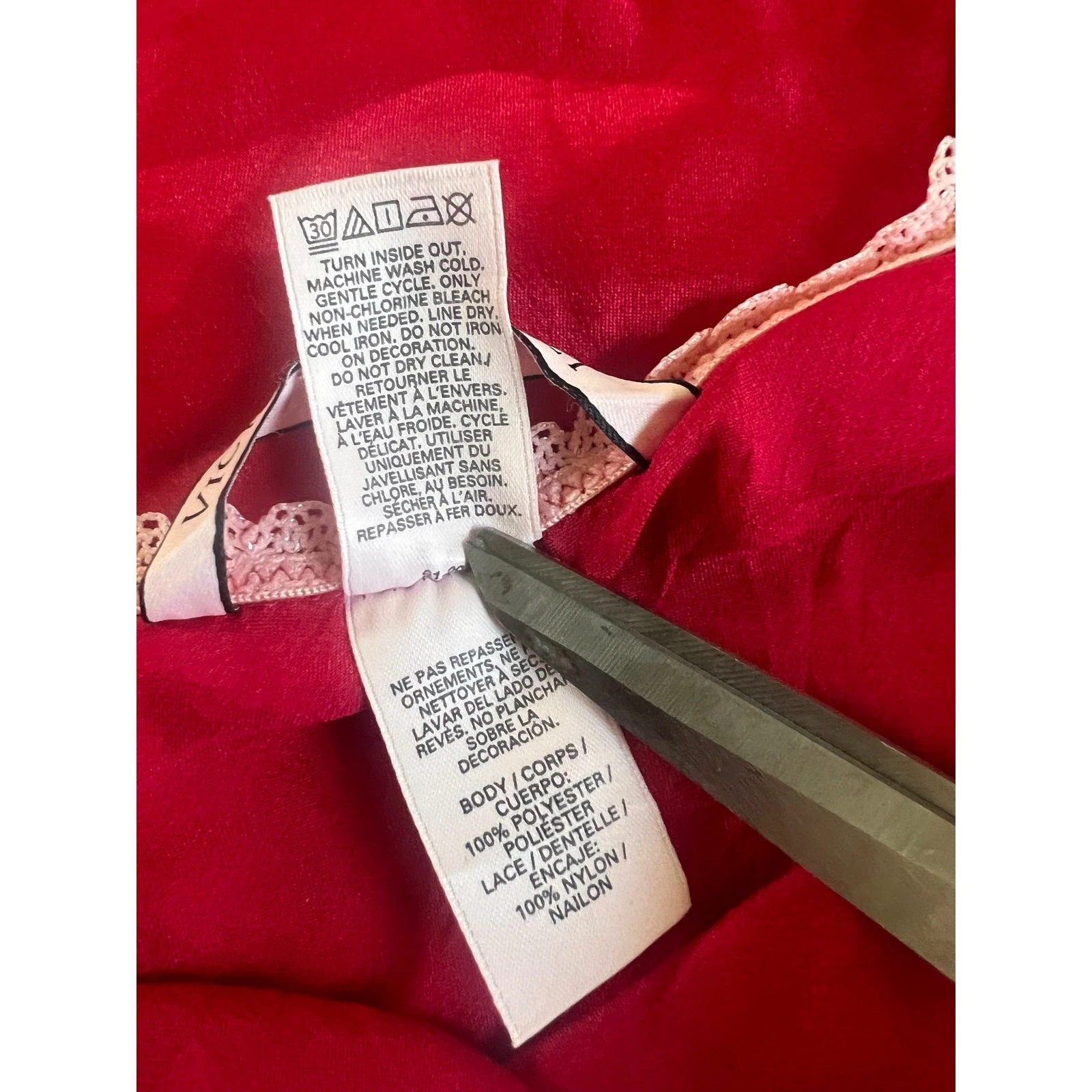 UNDERCOVER Abito slip rosso Victoria's Secret con orlo in pizzo rosa chiaro e spacco