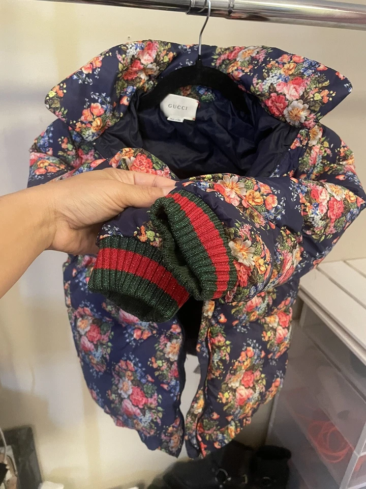 Abrigo Gucci para niñas con capucha desmontable. Floral Talla 10.**Falta lengüeta de cremallera* Foto 2 de 4