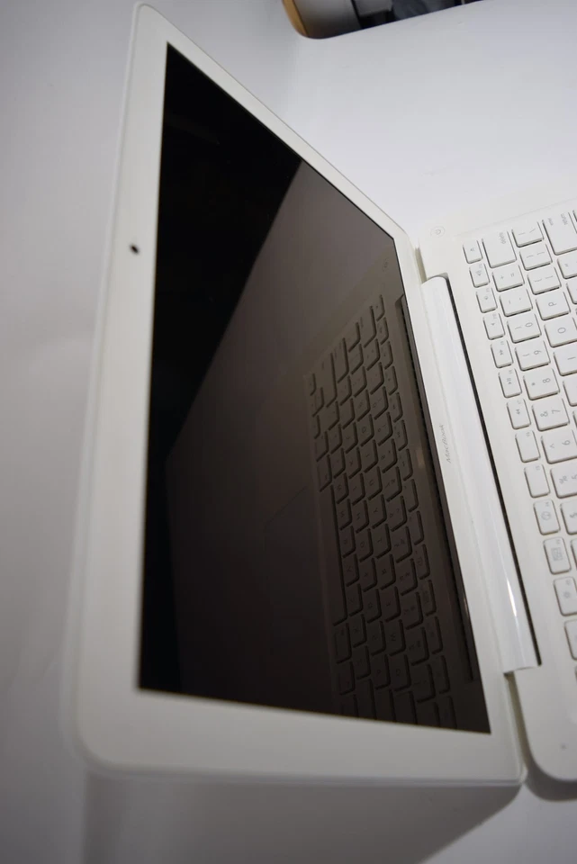 Apple MacBook 13” White (2009) Core 2 Duo 2.26GHz 4GB 340GBHDD Yosemite - Image 2 of 4