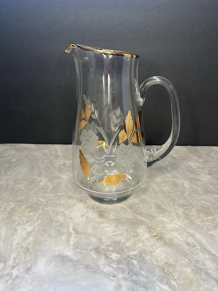 Jarra de vidrio Toscana grabada con patrón floral con hojas doradas de 9,5" de alto, Rumania Foto 2 de 4