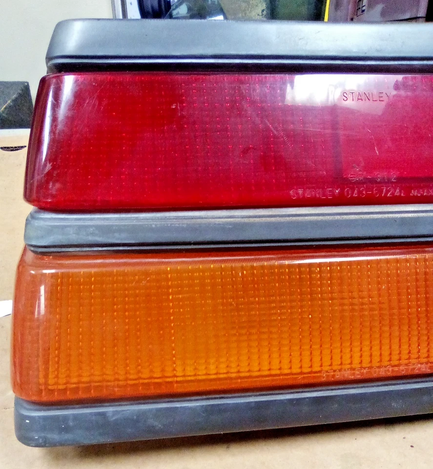 Luz trasera lateral del conductor Plymouth Sapporo 1983 LOC-205DG Foto 3 de 4