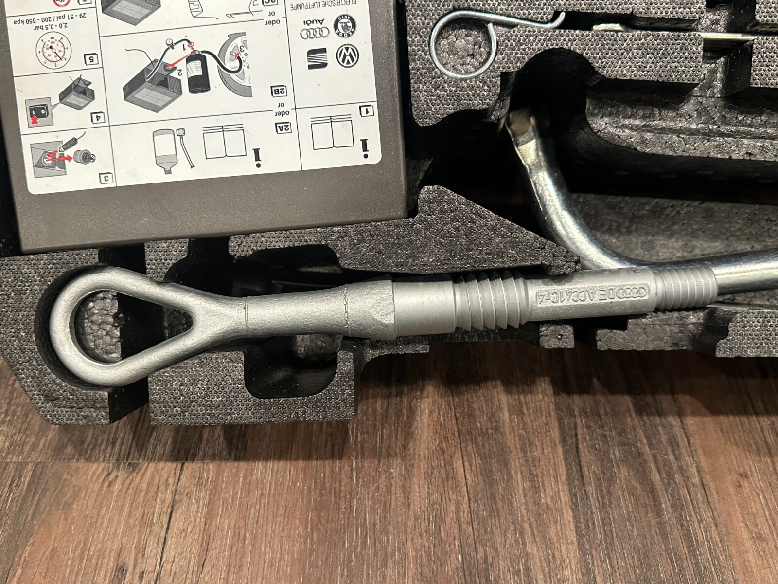 2014 AUDI R8 TOOL JACK CARRIER OEM 420 864 501