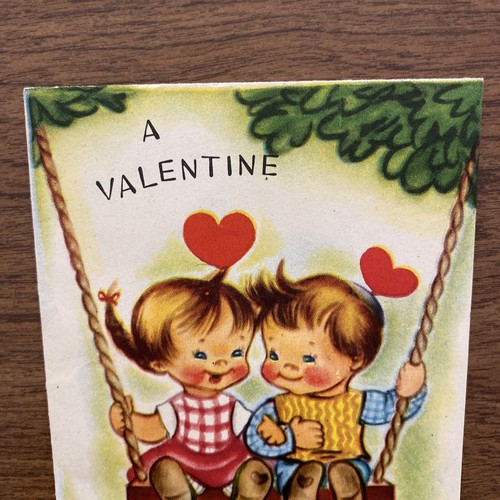 Tarjeta de felicitación vintage del día de San Valentín de los años 40 niño y niña en columpio EE. UU. P1A - Imagen 2 de 12