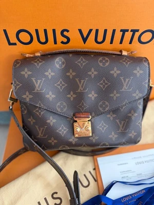 Louis Vuitton Pochette Métis M40780 Beschichtetes Monogram Canvas