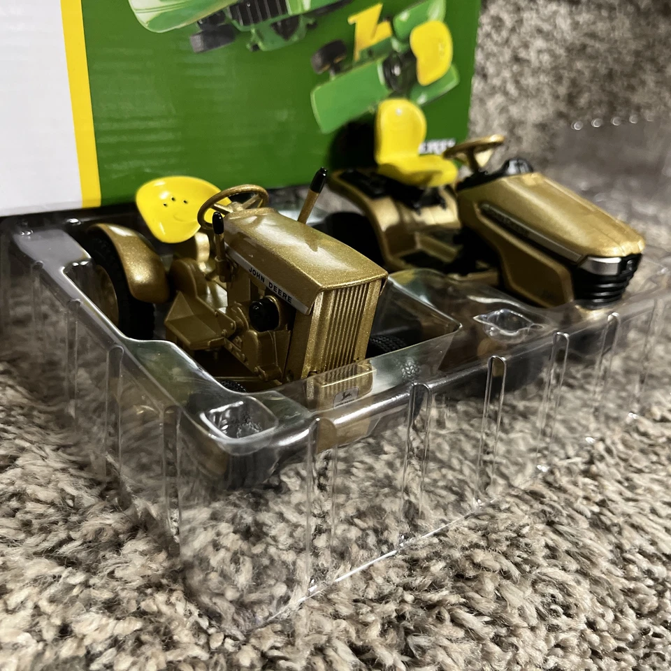 Juego de cortacésped John Deere 60 aniversario 110 y X394 1:64 ¡unidad de persecución dorada! ¡Raro! Foto 2 de 4