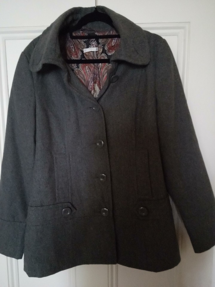 TARGET WOOL BLEND COAT. SZ:10-12. GREY. TABS. POCKETS. LINED IN PAISLEY. EX COND