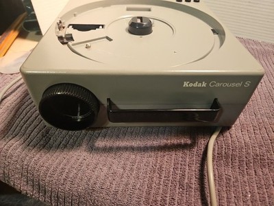 Kodak Carousel  S Projector With Clicker Wired Remote Carrying Case Tested Works