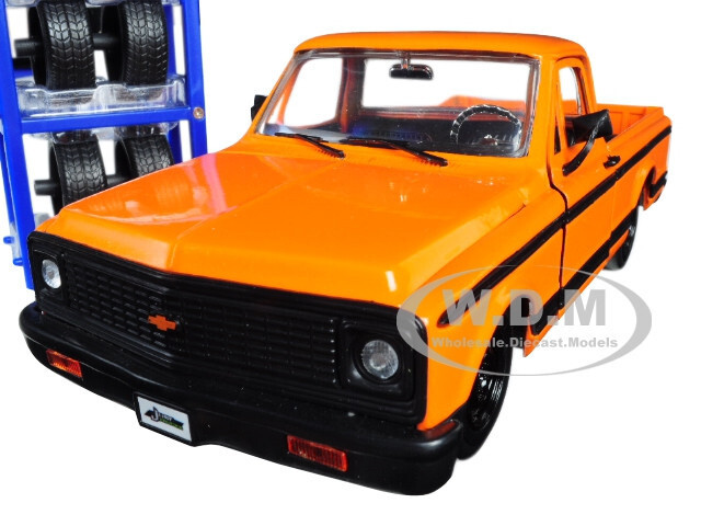 1972 CHEVROLET CHEYENNE PICKUP ORANGE & EXTRA WHEELS 1/24