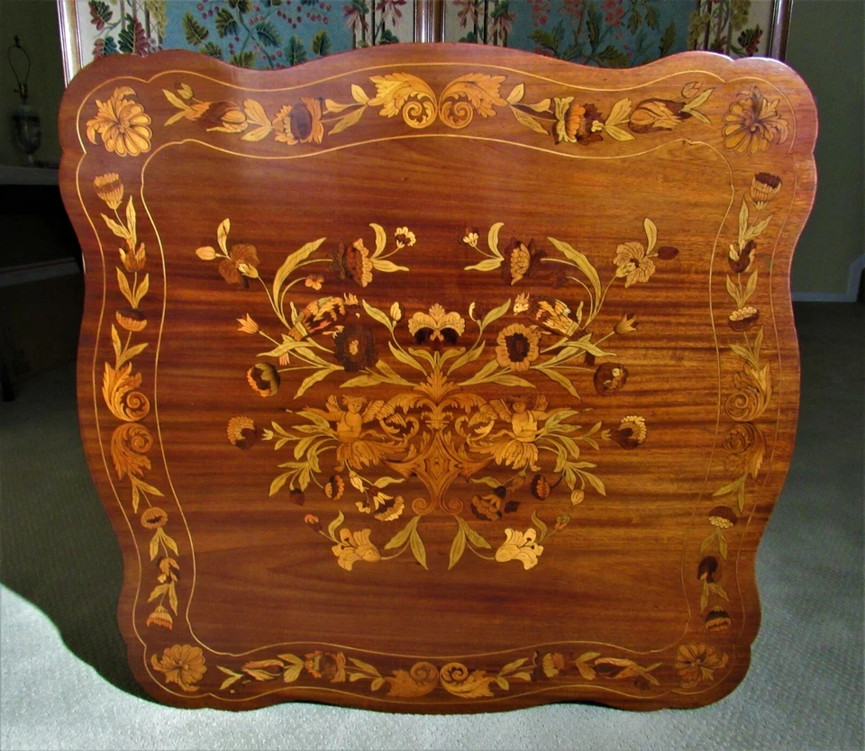 La mejor mesa de centro/salón con incrustaciones de marquetería RJ HORNER de la década de 1880 con puttis y pájaros Foto 2 de 4