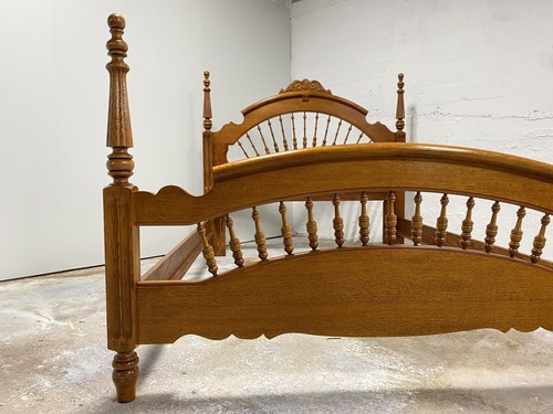Lexington Furniture Victorian Sampler Collection Spindle Queen Full Bed - Picture 16 of 19