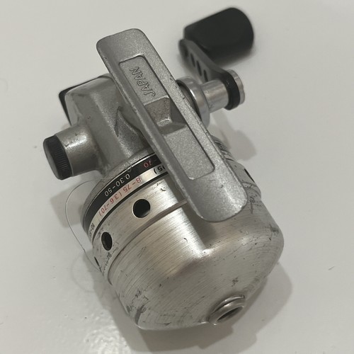 VINTAGE DAIWA PUSH BUTTON SILVERCAST 208RL FISHING REEL MADE IN JAPAN “AS IS” - Picture 4 of 8
