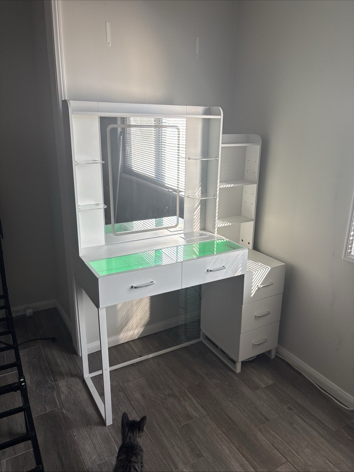 White Modern Vanity Table with Rectangular Mirror, 5 Drawers