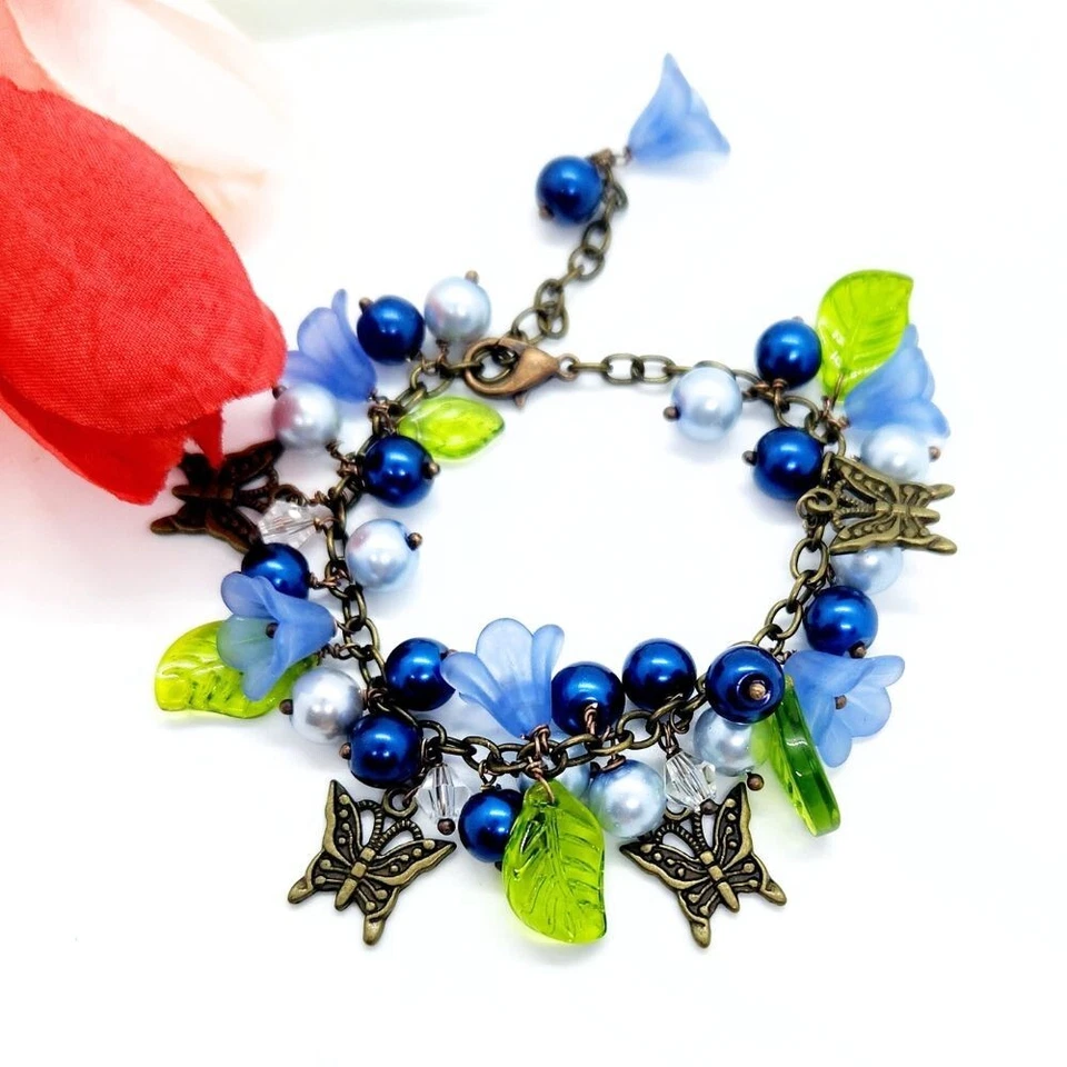 手工小饰品手链蓝色花卉珠、绿叶和青铜蝴蝶小饰品 — 第 3/3 张图片