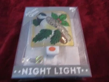 TRANSPAC, NEW ARTISAN GLASS CHRISTMAS NIGHT LIGHT WITH BIRD AND HOLLY LEAVES