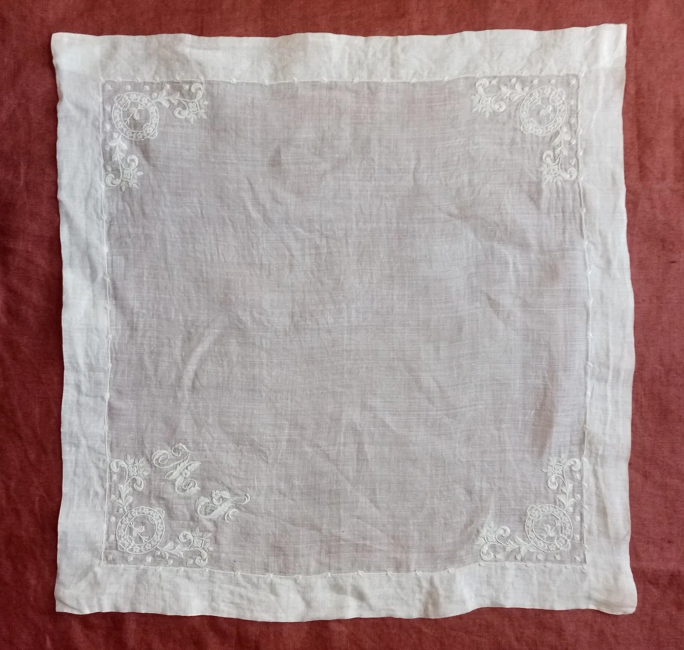 dentelle ancienne, grand mouchoir en fin linon brodé, monogrammé M F ou M J - Photo 2/4