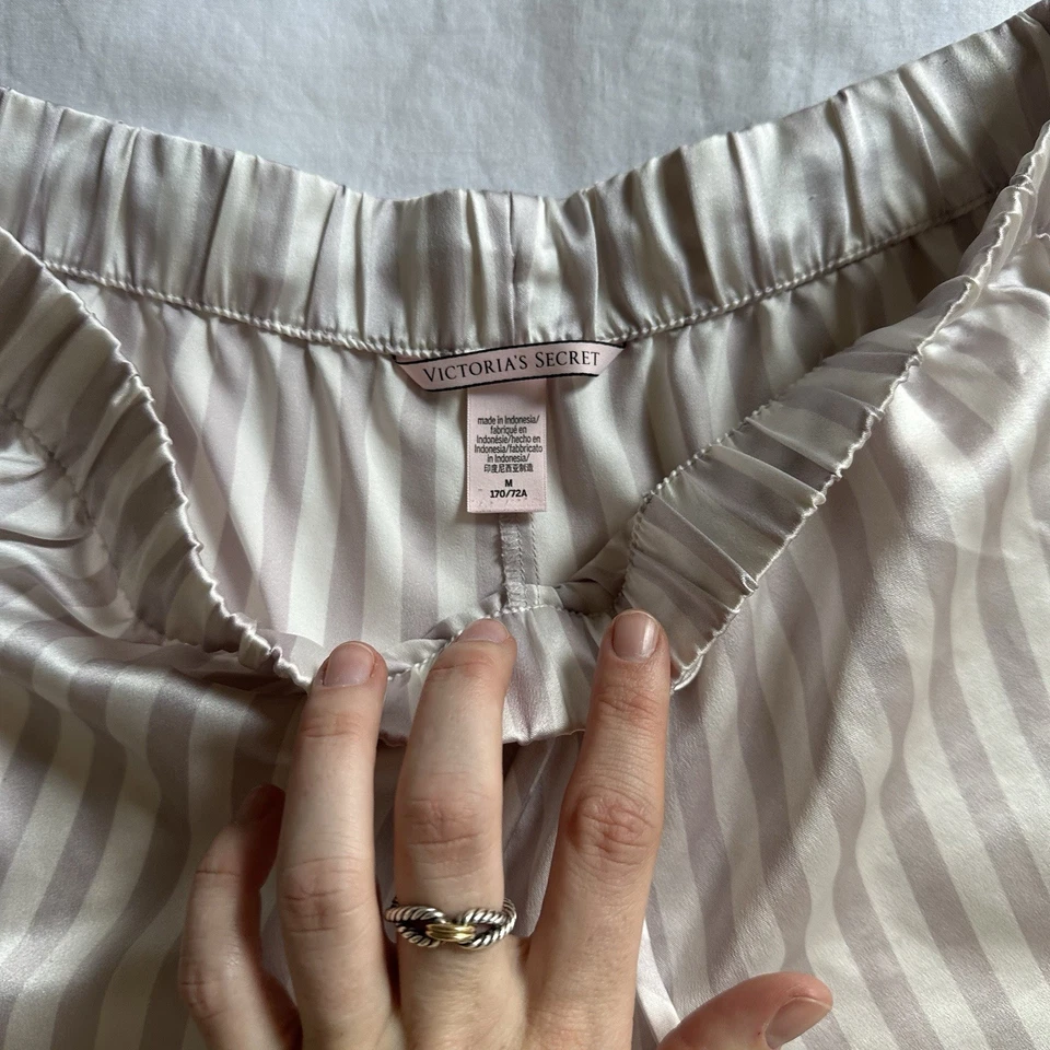 Pantalones Cortos de Pijama Victoria's Secret Satén Púrpura Claro y Blanco Rayas Talla M Foto 2 de 4