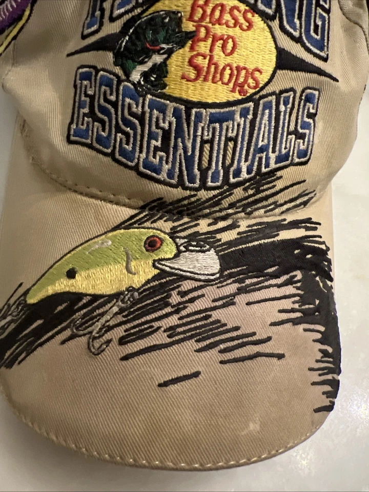 RARO Bass Pro Señuelos de Peces Bordados Gorra Ajustable Sombrero Esenciales de Pesca Bronceado Foto 2 de 4
