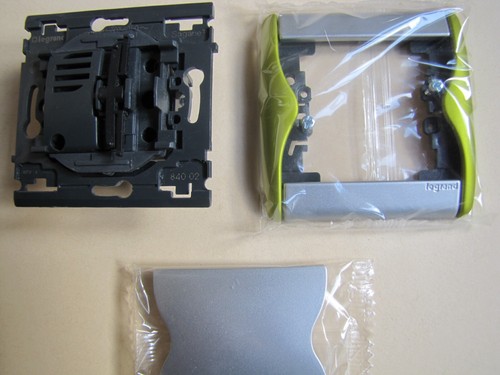 Lot De 20 Griffes Legrand Pour Sagenes - Référence 849-00 - Neuf Sous Emballage - Électricité