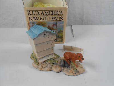 SCHMID BORDER ART  BY LOWELL DAVIS RFD AMERICA  MAKING A BEELINE