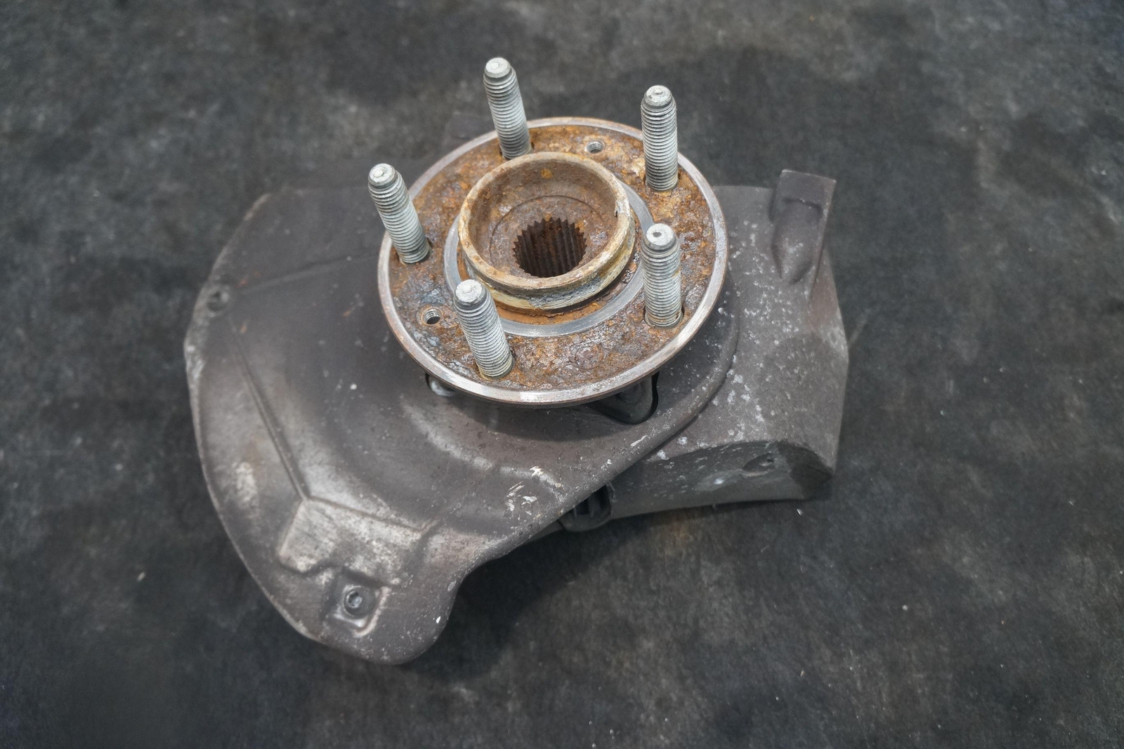 Front Right Spindle Knuckle Wheel Hub 7G43-3K186-AB Aston Martin V8 Vantage 2006