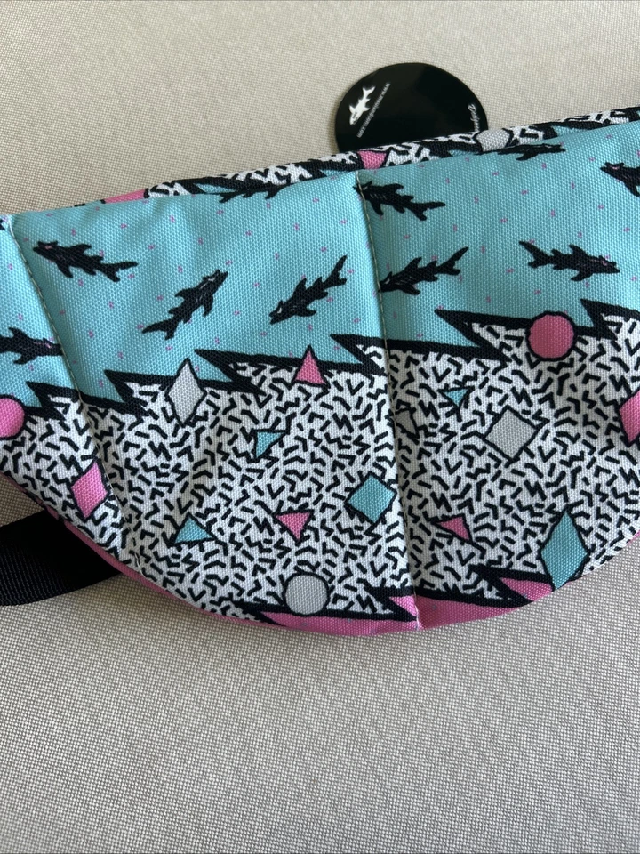 Maui And Sons 全新带标签男女通用 Fanny Beach Fannie Pack Island 彩色印花鲨鱼 — 第 4/4 张图片