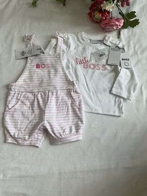 Brandneu mit Etikett Baby Mädchen Hugo Boss Latzhose und T-Shirt Set Strampler Outfit Alter 6 Monate
